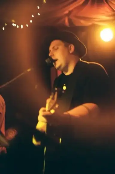 Frontman kapely Fousy při vystoupení