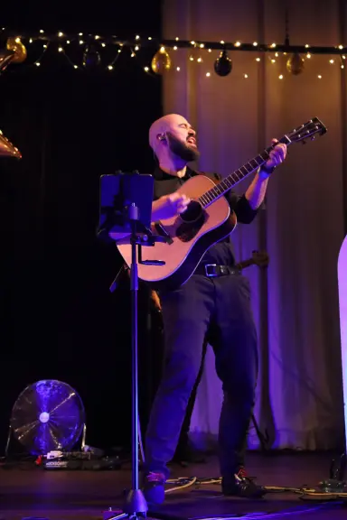 Kytarista kapely Fousy během živého vystoupení