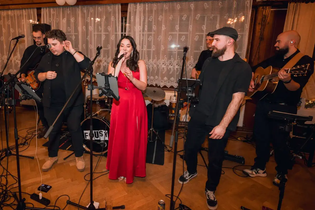 Členové kapely Fousy v akci