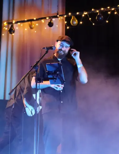 Zpěvák a baskytarista kapely Fousy