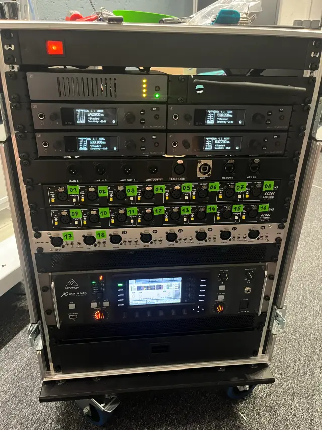 Profesionální stagebox s bezdrátovým in-ear monitoringem