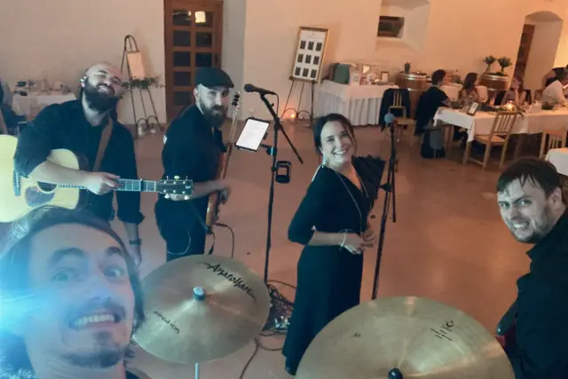 Svatební hostina s kapelou